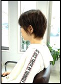 ショートボブのショートレイヤーのフォワードヘアー