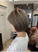 ショートボブ×白髪ぼかしハイライト