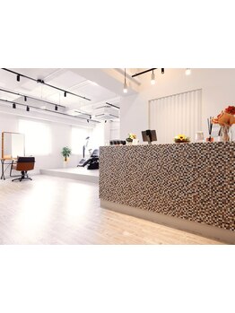 少人数サロンだからこそできるカウンセリング重視の施術と、初めての方でもくつろげる居心地の良さが魅力♪