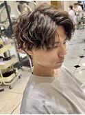 波巻きパーマメンズカット刈り上げなし前下がりアップバング