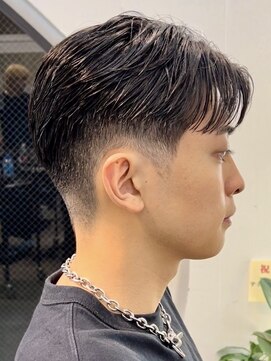 エース(ACES) センターパート×ナチュラルショート×艶黒髪×綺麗な刈り上げ