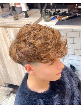 グルーマーズトウキョウ(GROOMER/S TOKYO) スペインカール　フェード　海外風　メンズパーマ　ブラウン