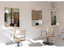 セット面にはモニターやiPadもあるので有意義なお時間をお過ごしください