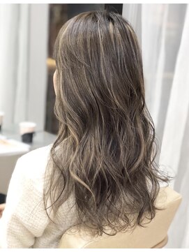 プラグ(Plug) グレージュハイライトカラー