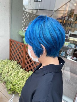 エム インターナショナル 春日部本店(EMU international) 鮮やかなブルーカラー