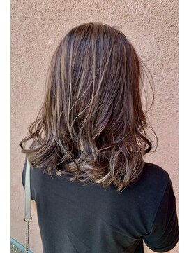 ユニ バイ マグ 長野店(Uni.by Mag) 20代30代40代大人かっこいいハイライトブリーチ無造作ミディ