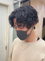 【HIKARU】メンズスパイラルパーマ爽やか前下がりセンターパート