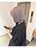 ホワイトカラー×切りっぱなしボブ