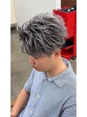 ホワイトシルバーアッシュバレイヤージュサーフフェザーショート