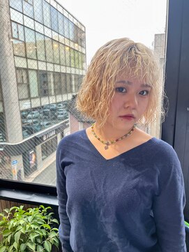 ビハインドザカーテン(BEHIND THE CURTAIN) プードルパーマ×ハイトーンボブ【小顔/ワンレン/ボブルフ】