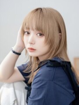 シヨン(ciyon.) 透明感ベージュ×小顔レイヤーミディ