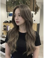 チオ(Chio) 柔らかな質感で魅せる「グレージュ×くびれレイヤー」