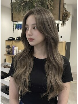 チオ(Chio) 柔らかな質感で魅せる「グレージュ×くびれレイヤー」