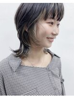 イェッカ(YECCA)&nbsp;個性派ウルフカットと遊び心デザインカラー