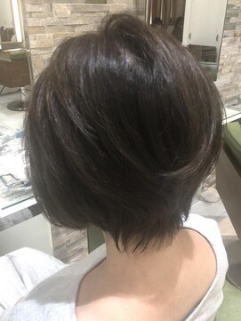 コム(com by neolive) お手入れ簡単ショートボブ