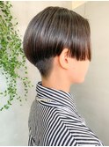 ハンサムショート、センターパート、刈り上げ女子、切りっぱなし