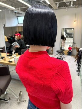 ホロ(hollo) 切りっぱなし_ブラックアッシュ_タッセルボブ