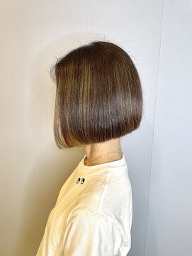 ブロッサム 東久留米店(Blossom) ハイトーンカラーミルクティーベージュミニウルフ丸みボブ