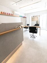 horol｜自然光とモルタルが調和する上質で心安らぐ大人のヘアサロン空間