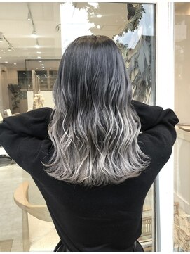 ワク 岡崎店(waku) バレイヤージュ/ホワイト/グレー