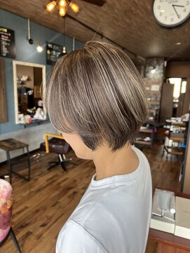ロイズ ヘアデザイン アンド スパ(LOES) デザインカラー×白髪ぼかしハイライト×ミルクティーベージュ
