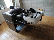 フリーサロントイロ ササキ(free salon toiro sasaki)の雰囲気（椅子がシャンプー台に。足を伸ばして個室でゆっくりリラックス）