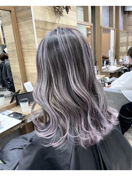 ジゼル(gisele) (小山)バレイヤージュが伸びてきたらホイルリタッチ