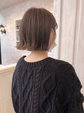 キャアリー(Caary) 福山キャアリーベージュカラーぱつんと切りっぱなし外ハネボブ