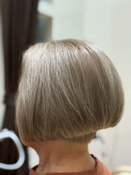 美容室ヒラトヤ 都南店 大人可愛い白髪ぼかしシルバー×ブラウン マッシュショートボブ