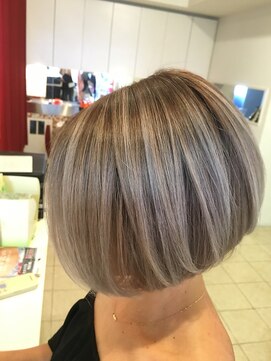 ラビス クローバー(Lovis clover) ショートボブグラデーション