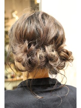 キミ(kimi) 【kimi】ルーズシニヨン×クリーミーベージュ