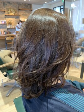 サラ(sarah) ミディアム/ウルフレイヤー/質感パーマミックス