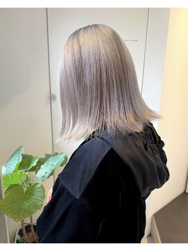 ニコフクオカヘアーメイク(NIKO Fukuoka Hair Make) ホワイトベージュ/外はねボブ/ホワイトシルバー