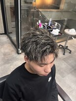 イーラ(era) メンズパーマ金メッシュ縦落ちツイスパアップバング