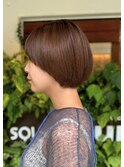 柔らかブラウンの美シルエットボブ