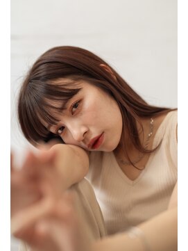 ネイヴィル(navile) 大人なしっとりミディ×くすみベージュ