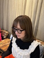 アン バンダイ(Ann BANDAI) ツヤ感ブラウンの内巻きミディ
