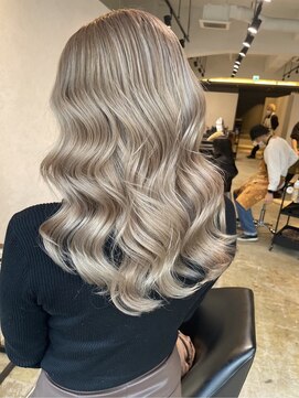 メリー オオサカ(Merly Osaka) ほんのりミルクティベージュ_可愛いブロンドヘア_