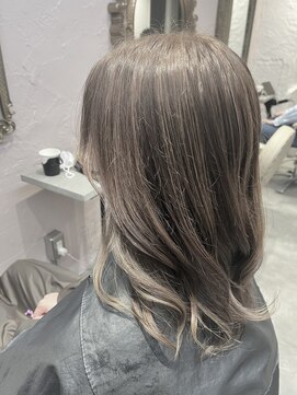 フッタ(Futta) レイヤースタイル【インナーカラー】【西武新宿駅】