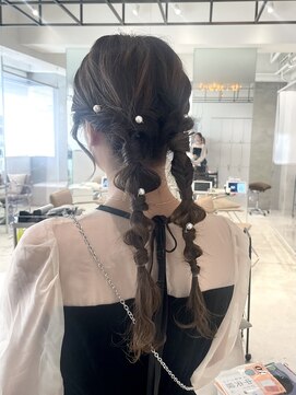 ロイリー バイ ローウェ 立川(Loely by Louwe) タイトな編みおろしツインアレンジ