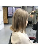 ミルクティーベージュ外はねボブ透明感カラー