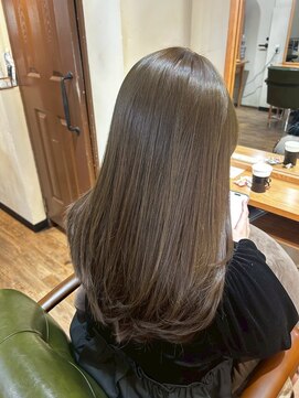 オーストヘアジジ(Aust hair Gigi) 艶髪カラーとレイヤースタイル