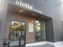 アレッタ(aletta)の雰囲気（黒い建物。羽根の看板が目印◎）