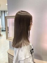 ラッド(Rad) ぱつっとミディアム×柔らかいグレージュカラー.