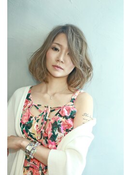 モノ アンド イニ(Mono & inni) 外国人風　グレージュ