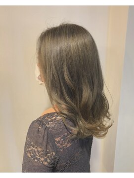 アトラスヘアー(Atlas hair) セミロング　グレージュ