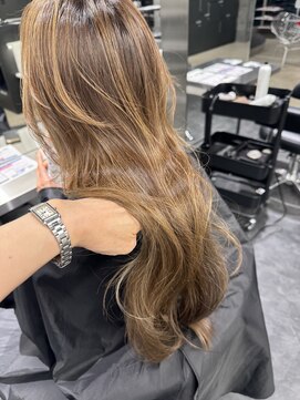 スノウ(SKNOW) 白髪もお洒落に楽しむオトナロング