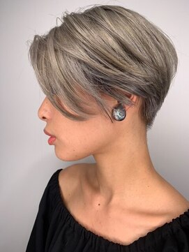 ウル(ulu) ショート　ハイトーン　ミルクティーグレー