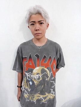 ジーナ オモテサンドウ(XENA) ホワイトカラー×スパイキーショート