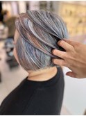 白髪をキャンバスに色の重なりを楽しむデザイン